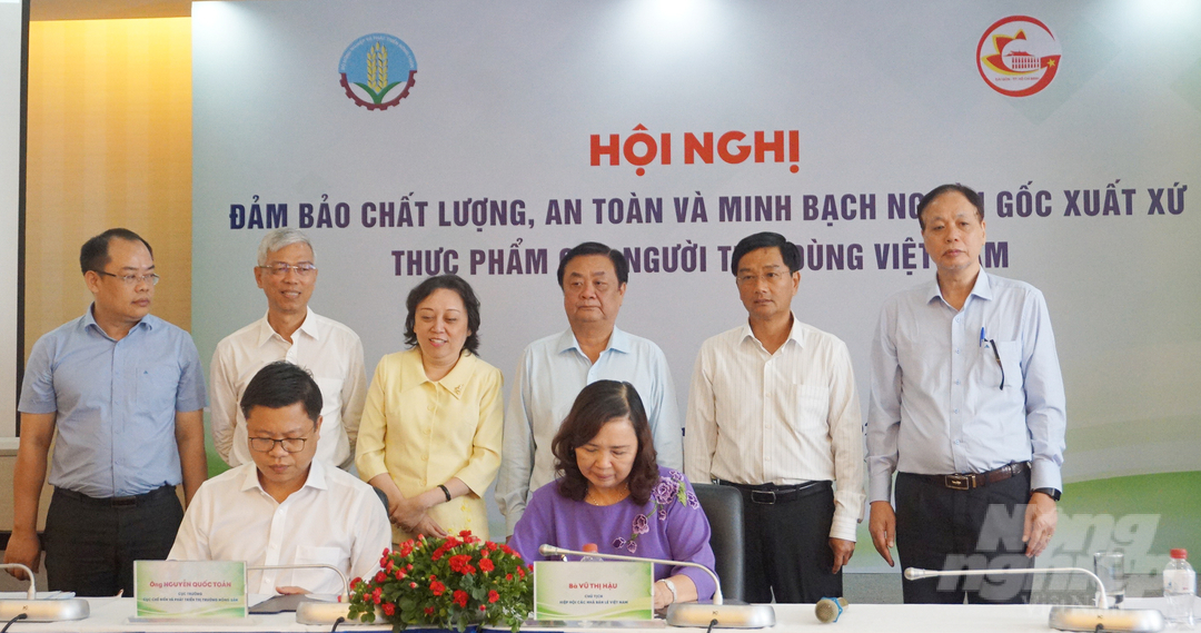 Description: Bộ trưởng Lê Minh Hoan chứng kiến lễ ký kết giữa Cục Chế biến và Phát triển thị trường nông sản (Bộ NN-PTNT) và Hiệp hội Các nhà bán lẻ Việt Nam. Ảnh: Nguyễn Thủy.